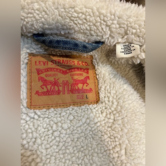 Levi’s Type III Sherpa Trucker Jacket in Color Mustard - Medium Wash - Picture 11 of 13